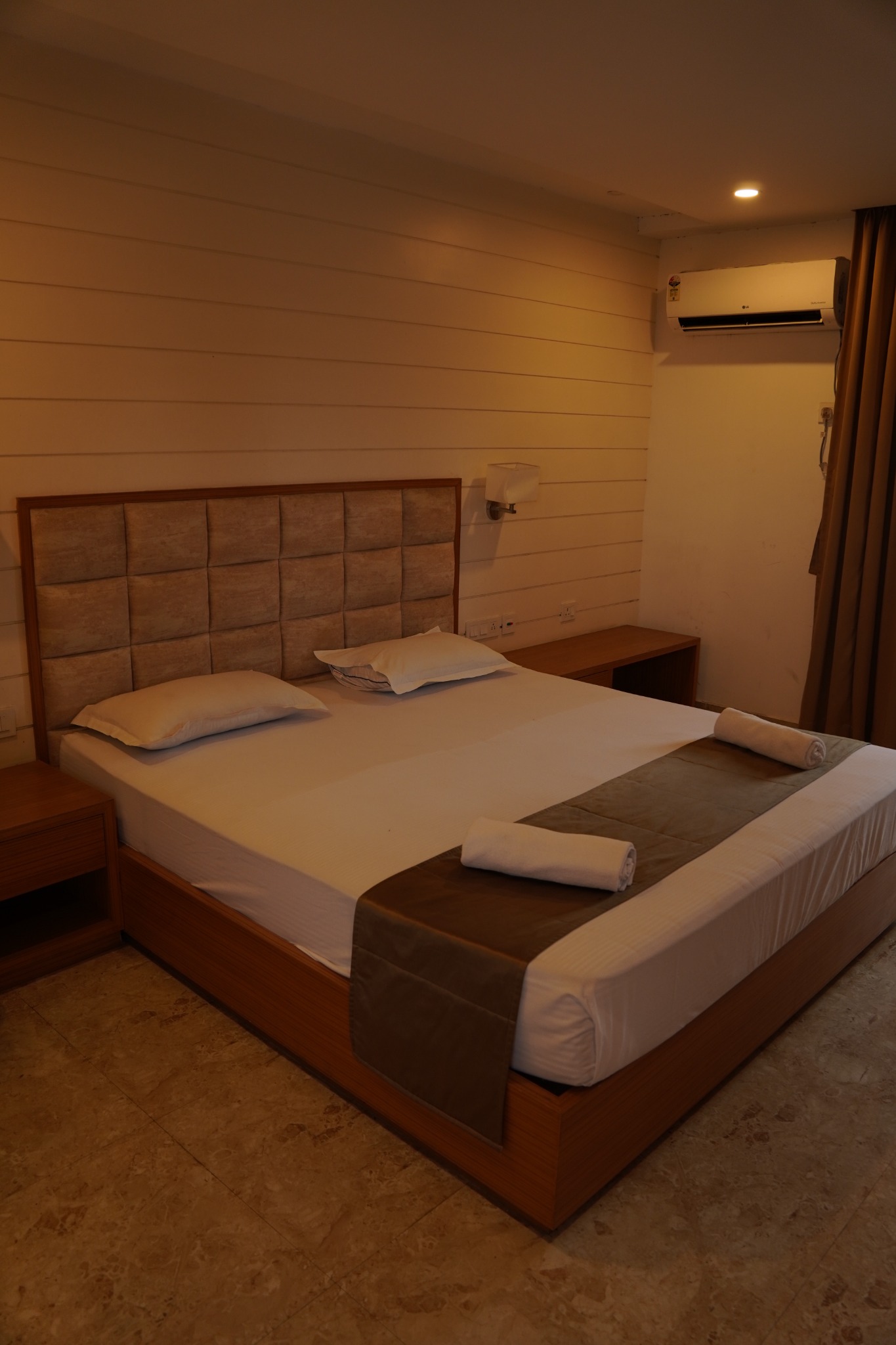 One-side lake view room
